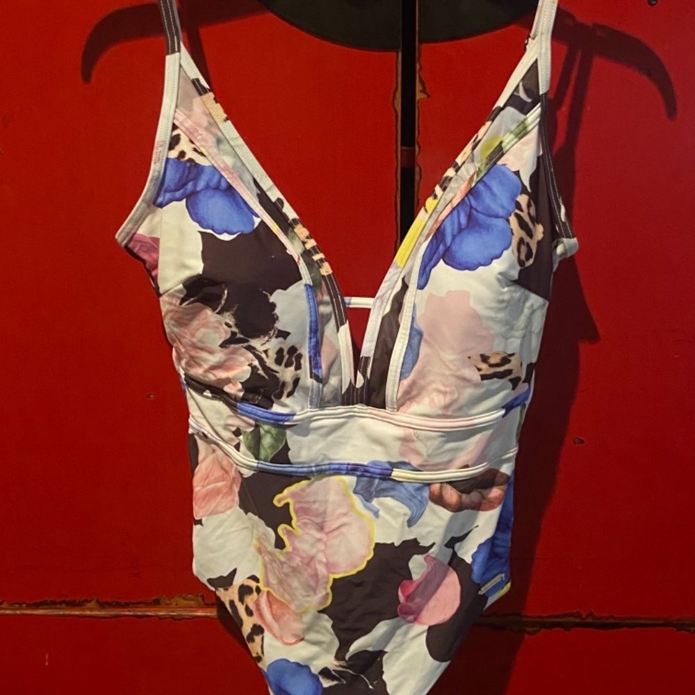 Bathing suit bundle - Picture 3 of 9